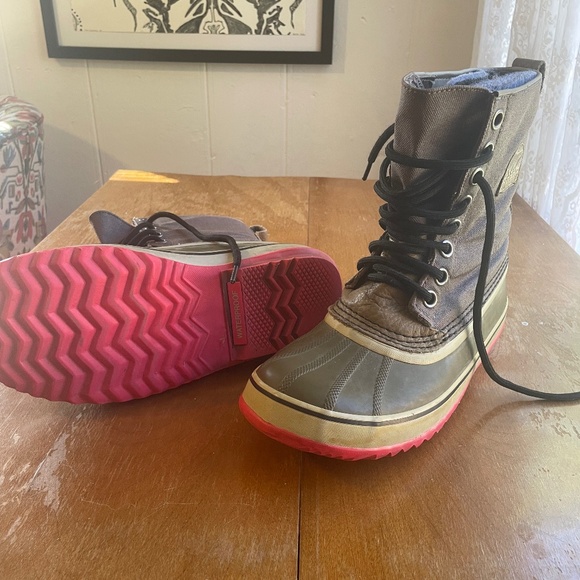 SOREL Snow Boots with Hot Pink Soles - Picture 1 of 6